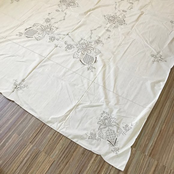 Ivory Tablecloth with Grey Floral Embroidery Cutwork Large Rectangular 68x102" - Picture 3 of 8